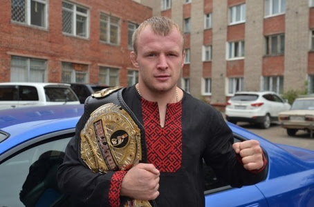 Рубаху от "Велеса" носит Александр Шлеменко российский боец смешанных единоборств, бывший чемпион Bellator в среднем весе.