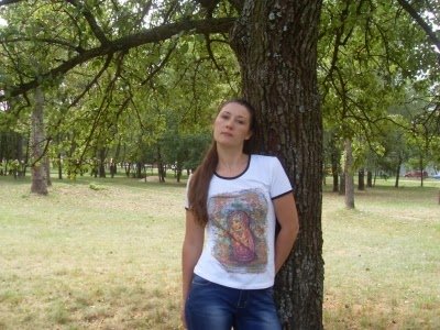 С большой теплотой и радостью  дизайнер-иллюстратор Надежда носит нашу футболку с авторским принтом "Весна-красна"
